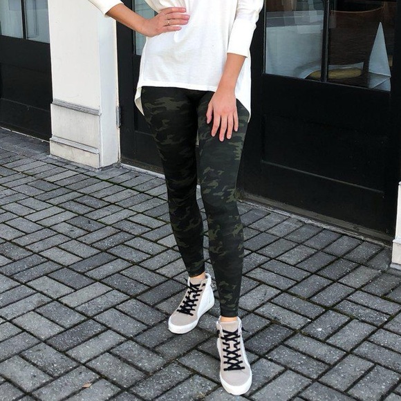 New SPANX Look At Me Now Seamless Legging in Green Camo - Picture 5 of 12